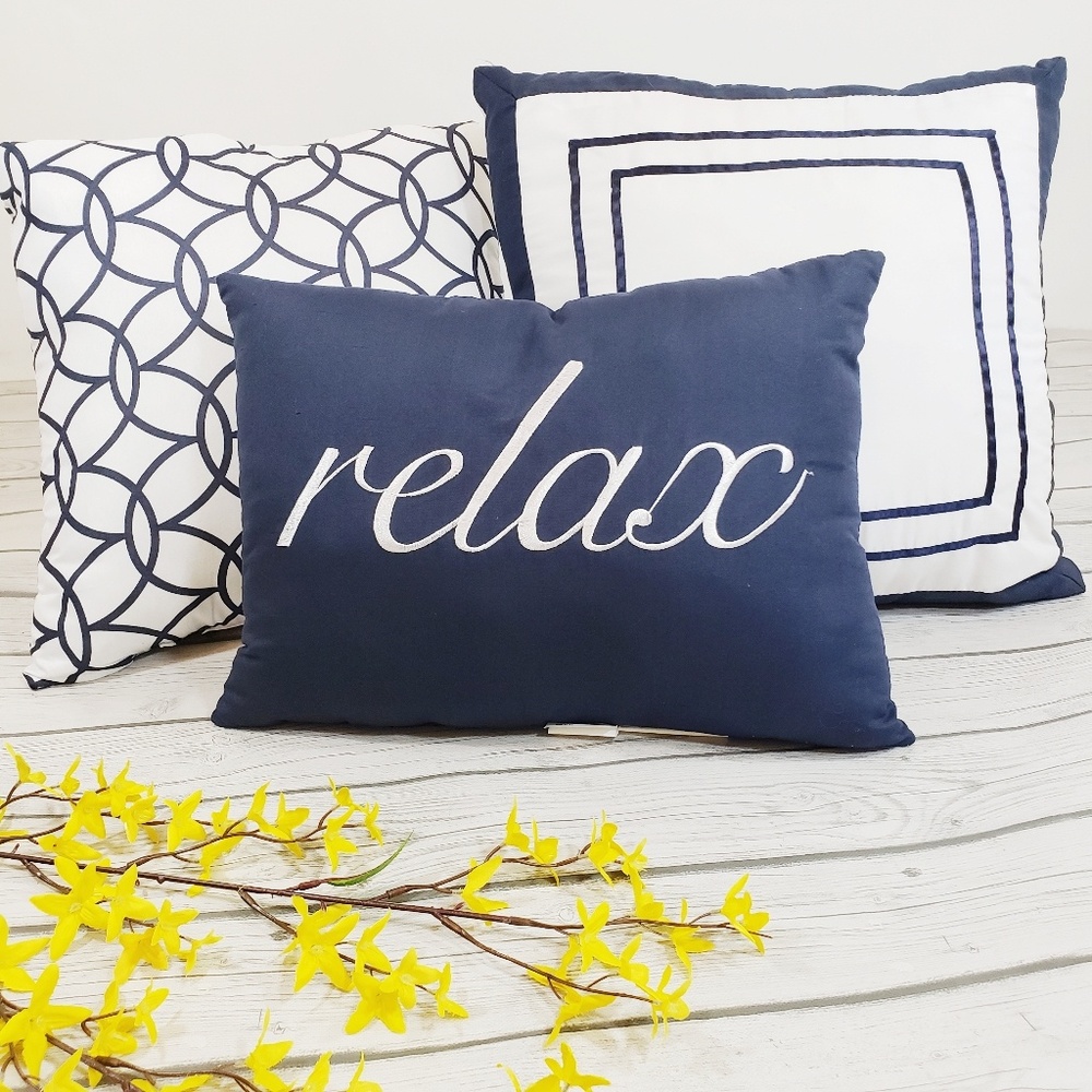 3 pillows blue and white